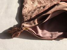 Charger l'image dans la galerie, Trousse de Rangement artisanal en Velours rose - 26x18cm