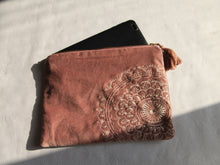 Charger l'image dans la galerie, Trousse de Rangement artisanal en Velours rose - 26x18cm