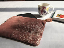 Charger l'image dans la galerie, Trousse de Rangement artisanal en Velours rose - 26x18cm