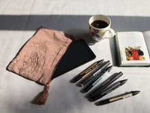 Charger l'image dans la galerie, Trousse de Rangement artisanal en Velours rose - 26x18cm