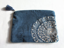 Charger l'image dans la galerie, Trousse de Rangement artisanal en Velours bleu -imprimé mandala 26x18cm- Trousse Maquillage-Pochette Maîtresse-Ttrousse Bijoux-Pochette ipad