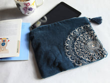 Charger l'image dans la galerie, Trousse de Rangement artisanal en Velours bleu -imprimé mandala 26x18cm- Trousse Maquillage-Pochette Maîtresse-Ttrousse Bijoux-Pochette ipad