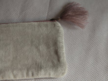 Charger l'image dans la galerie, Petit Pochette artisanal en velours Gris-vert avec broderie rose/or 16x10cm