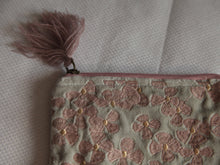 Charger l'image dans la galerie, Petit Pochette artisanal en velours Gris-vert avec broderie rose/or 16x10cm