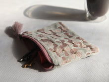 Charger l'image dans la galerie, Petit Pochette artisanal en velours Gris-vert avec broderie rose/or 16x10cm