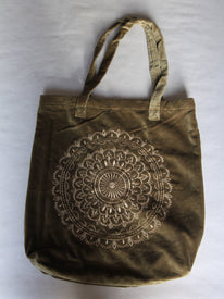 Sac shopping artisanal en velours vert poussiéreux avec imprimé mandala