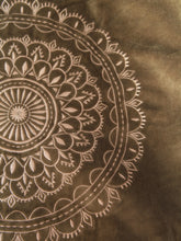Charger l'image dans la galerie, Sac shopping artisanal en velours vert poussiéreux avec imprimé mandala