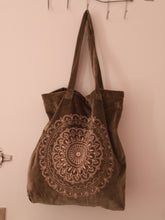 Charger l'image dans la galerie, Sac shopping artisanal en velours vert poussiéreux avec imprimé mandala