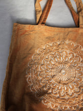 Charger l'image dans la galerie, Sac shopping artisanal en velours jaune poussiéreux avec imprimé mandala