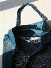 Charger l'image dans la galerie, Sac shopping artisanal en velours bleu poussiéreux avec imprimé mandala