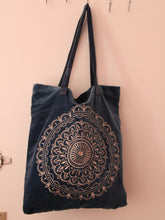 Charger l'image dans la galerie, Sac shopping artisanal en velours bleu poussiéreux avec imprimé mandala