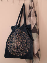 Charger l'image dans la galerie, Sac shopping artisanal en velours bleu poussiéreux avec imprimé mandala