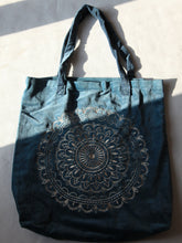 Charger l'image dans la galerie, Sac shopping artisanal en velours bleu poussiéreux avec imprimé mandala