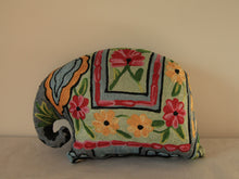 Charger l'image dans la galerie, Coussin artisanal brodé Elephant en Soie multicolore 34 x 28 x 15 cm