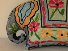 Charger l'image dans la galerie, Coussin artisanal brodé Elephant en Soie multicolore 34 x 28 x 15 cm
