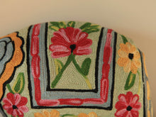 Charger l'image dans la galerie, Coussin artisanal brodé Elephant en Soie multicolore 34 x 28 x 15 cm