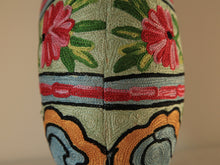 Charger l'image dans la galerie, Coussin artisanal brodé Elephant en Soie multicolore 34 x 28 x 15 cm