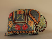 Charger l'image dans la galerie, Coussin artisanal brodé Elephant bleu en Soie multicolore avec fleurs 34 x 28 x 15 cm