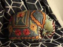 Charger l'image dans la galerie, Coussin artisanal brodé Elephant bleu en Soie multicolore avec fleurs 34 x 28 x 15 cm