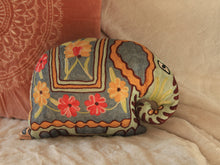 Charger l'image dans la galerie, Coussin artisanal brodé Elephant bleu en Soie multicolore avec fleurs 34 x 28 x 15 cm