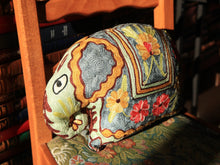 Charger l'image dans la galerie, Coussin artisanal brodé Elephant bleu en Soie multicolore avec fleurs 34 x 28 x 15 cm