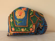 Charger l'image dans la galerie, Coussin artisanal brodé Elephant en Soie multicolore bleu vert jaune 34 x 28 x 15 cm