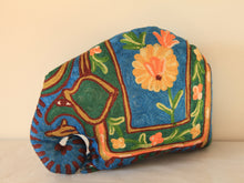 Charger l'image dans la galerie, Coussin artisanal brodé Elephant en Soie multicolore bleu vert jaune 34 x 28 x 15 cm