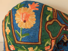 Charger l'image dans la galerie, Coussin artisanal brodé Elephant en Soie multicolore bleu vert jaune 34 x 28 x 15 cm