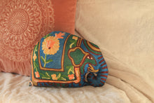 Charger l'image dans la galerie, Coussin artisanal brodé Elephant en Soie multicolore bleu vert jaune 34 x 28 x 15 cm