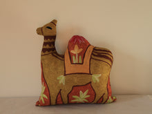 Charger l'image dans la galerie, Coussin artisanal brodé Chameau en Soie multicolore 34 x 28 x 15 cm