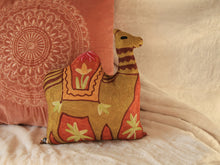 Charger l'image dans la galerie, Coussin artisanal brodé Chameau en Soie multicolore 34 x 28 x 15 cm